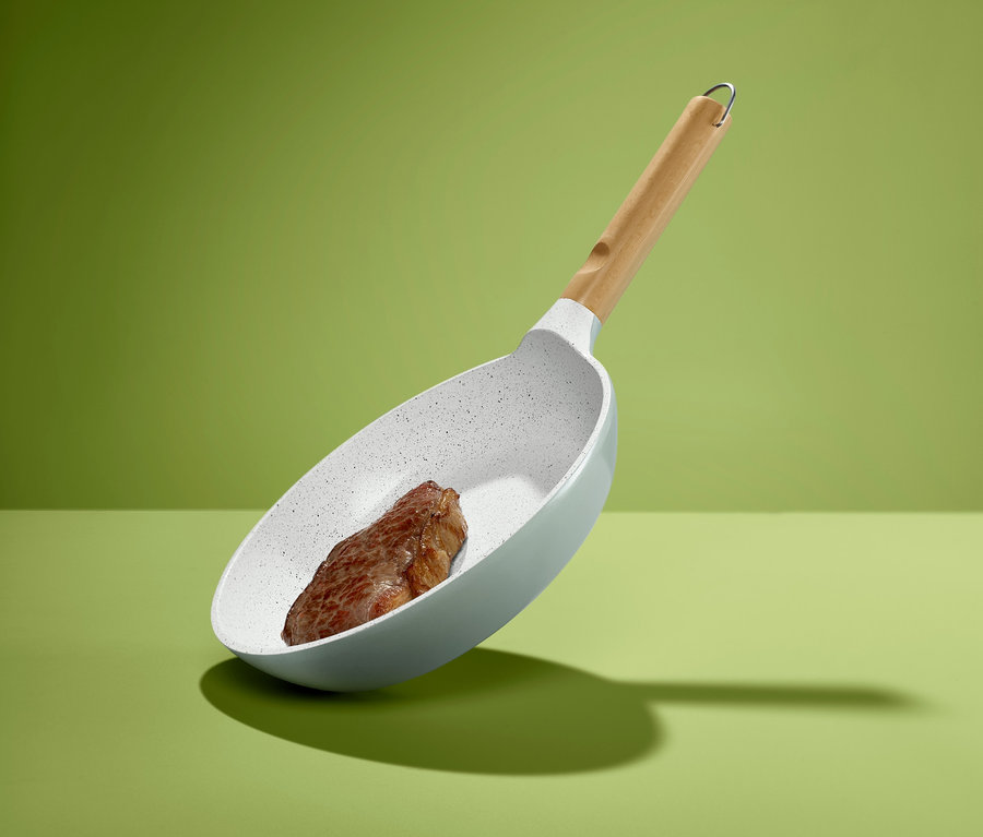 In einer Aluguss-Pfanne mit Keramikbeschichtung (ca. 24 cm Ø) liegt ein Steak.