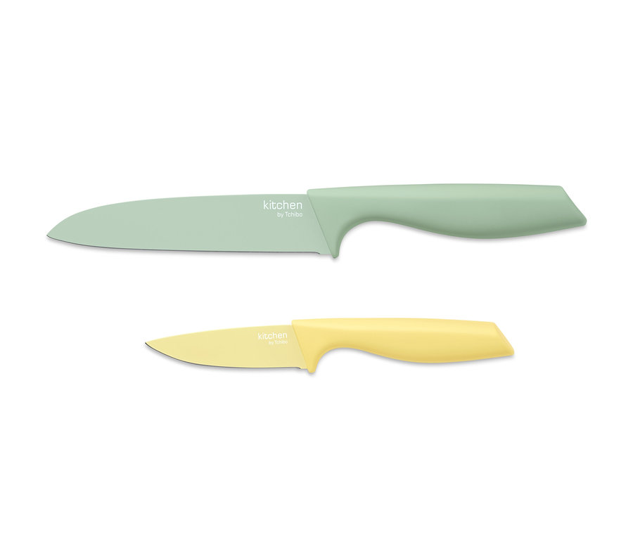 Zwei Küchenmesser aus dem Küchenmesser-Set liegen auf einem weißen Hintergrund.