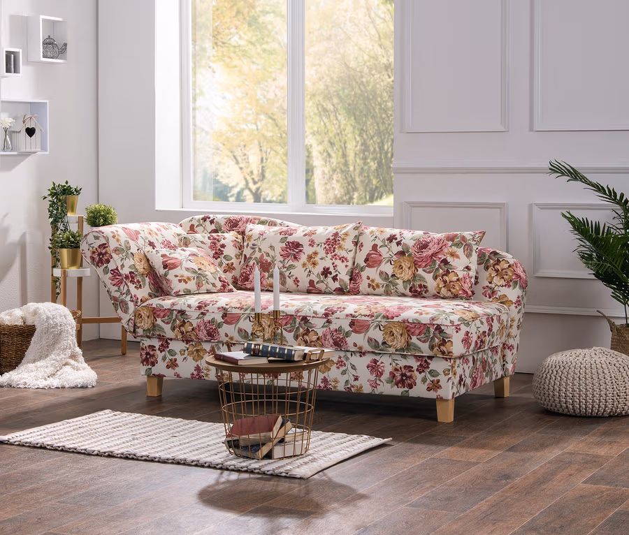 Wohnzimmer mit weißem Bücherregal und blumiger Max-Winzer®-Recamiere »Saturn« mit Stauraum.