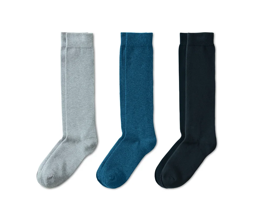 Drei Paar Kniestrümpfe: grau, blau und schwarz.