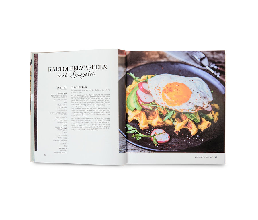 Offenes Kochbuch zeigt Rezept für Kartoffelwaffeln mit Spiegelei.