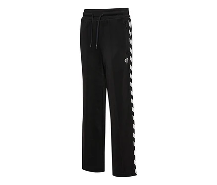 Schwarze, weit geschnittene hummel Archive Poly Pants mit weißen Chevron-Streifen an der Seite und weißem Logo.