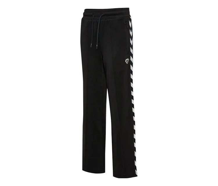 Schwarze, weit geschnittene hummel Archive Poly Pants mit weißen Chevron-Streifen an der Seite und weißem Logo.
