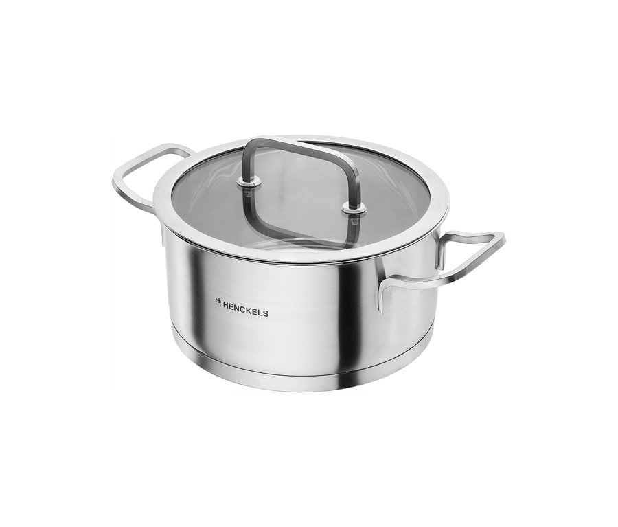 Ein glänzender Edelstahltopf aus dem Henckels by ZWILLING Pulse Kochgeschirrset, mit zwei Seitenhenkeln und einem Glasdeckel mit Edelstahlgriff, auf weißem Hintergrund.