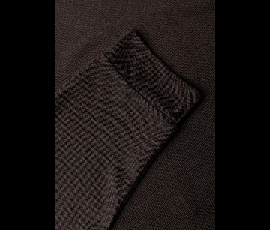Nahaufnahme eines braunen Street One 3/4-Jerseyshirts, das Ärmel und Bündchen zeigt.