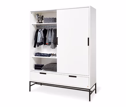 Weißer Schrank mit Schiebetüren, innen Kleidung, Spielzeug und Aufbewahrungskörbe. Zu sehen ist ein Pinolino Kleiderschrank »Steel«, groß.