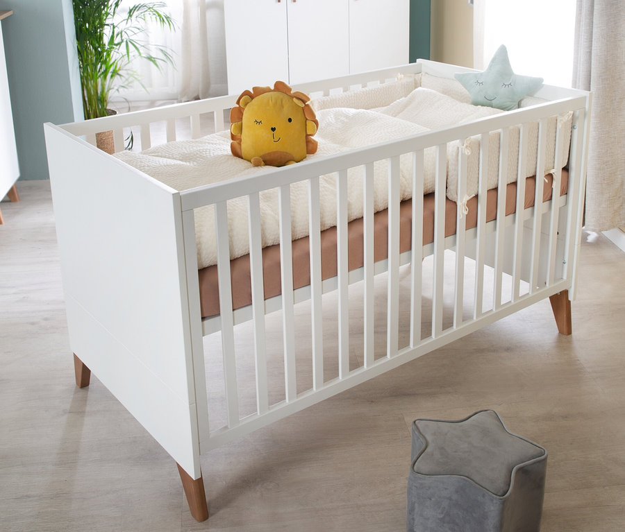 Kinderzimmer mit roba Kinderzimmerset »Ole« mit Bett, Wickelkommode und Schrank, Stofftier Löwe und Stern.