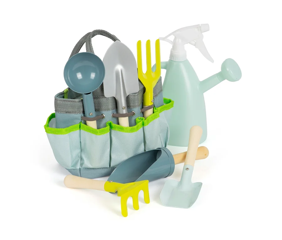 Gartengeräte-Set mit hellblau-grauer Tasche, silberner Schaufel, Rechen und Gießkanne.