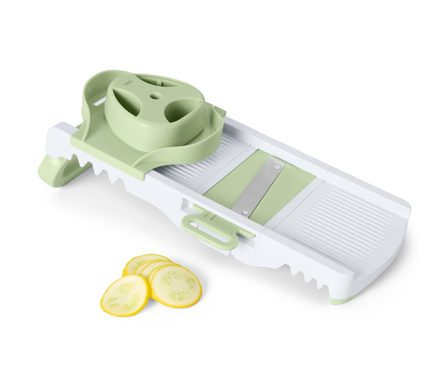 Eine Multireibe mit Scheiben gelber Zucchini.