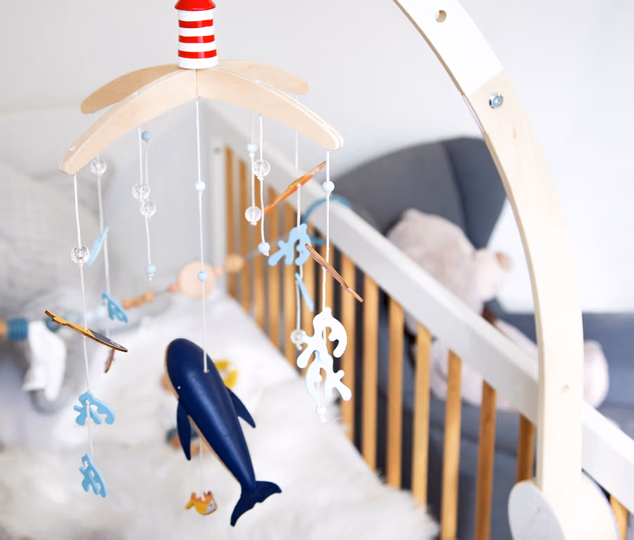 Babybett mit small foot Mobile mit Halterung »Seaside« mit Meeresmotiven.