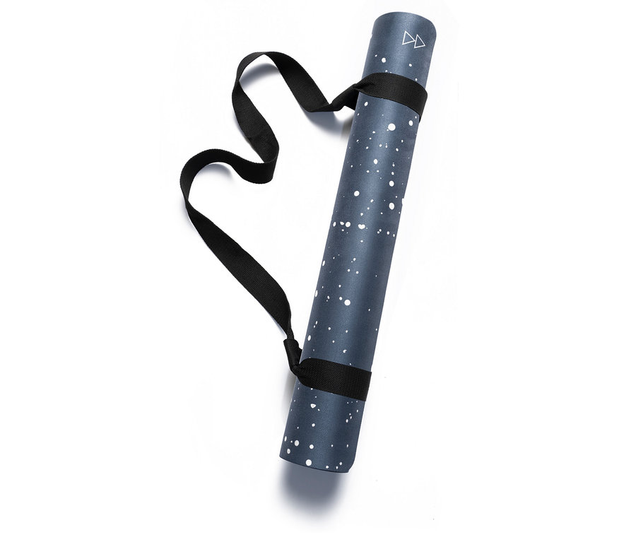 Eine zusammengerollte blaue Yogamatte mit weißen Punkten und einem schwarzen Tragegurt.