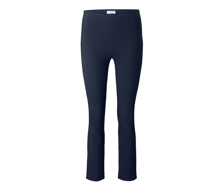 Eine blaue, knöchellange Stretchhose.