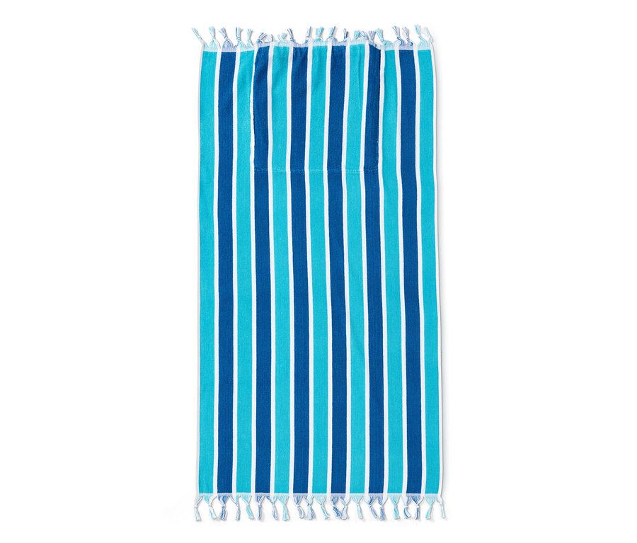 Ein blau-weiß gestreiftes Strandtuch in einer Beuteltasche.