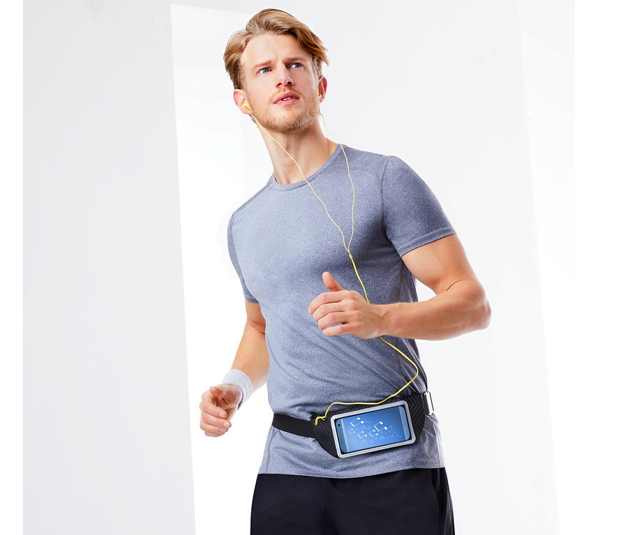 Mann joggt mit einem schwarzen Sportgürtel für Smartphones.