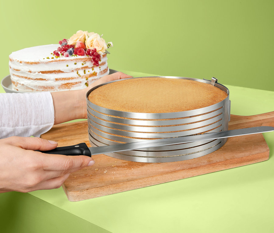 Person schneidet Tortenboden mit Tortenbodenschneidhilfe mit Konditor- und Glasurmesser.