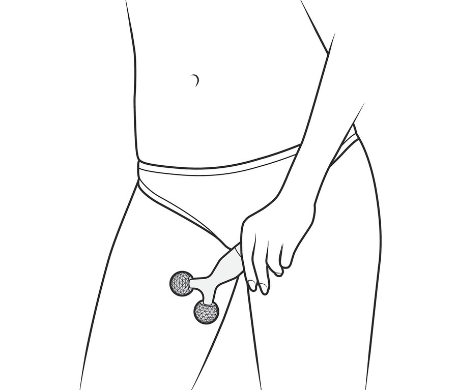 Eine Person verwendet ein Massagegerät mit Vibration im Leistenbereich.