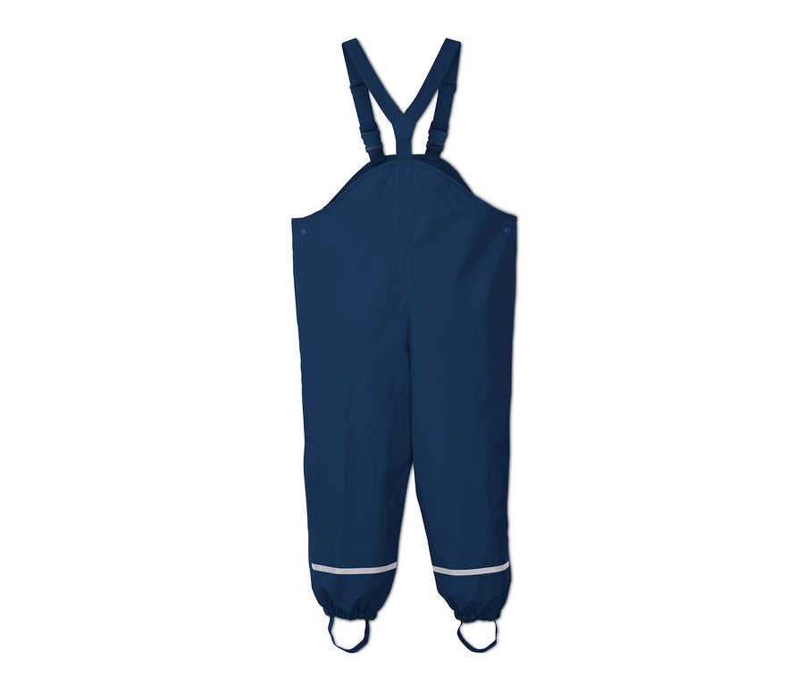 Eine blaue Regenhose mit Latz und Reflektorstreifen an den Beinenden.