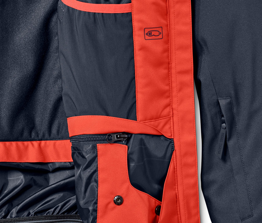 Detailansicht einer rot-blauen Skijacke.