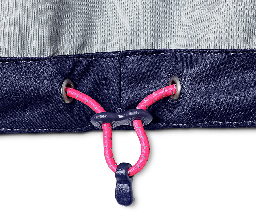 Detail einer Fahrrad-Regenjacke mit pinkfarbenem Kordelzug.