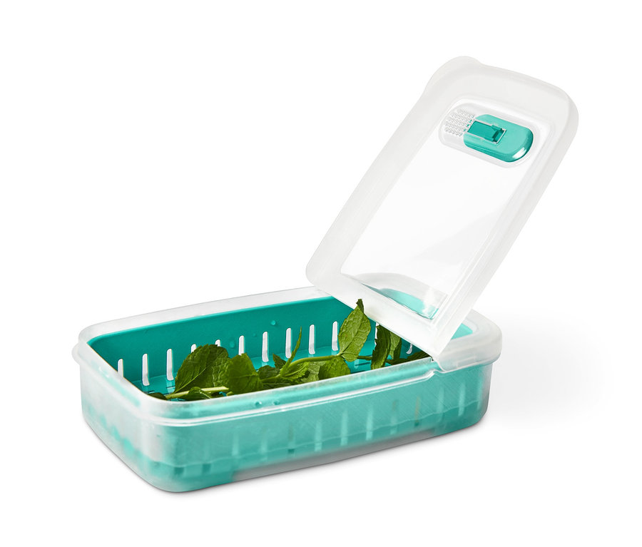 Geöffnete Kräuterfrischhaltebox mit Kräutern darin.
