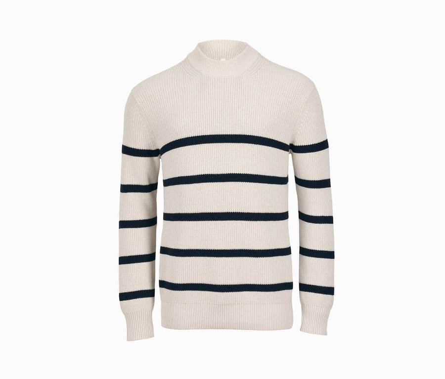 Ein gestreifter Strickpullover mit dunkelblauen horizontalen Streifen auf weißem Grund.