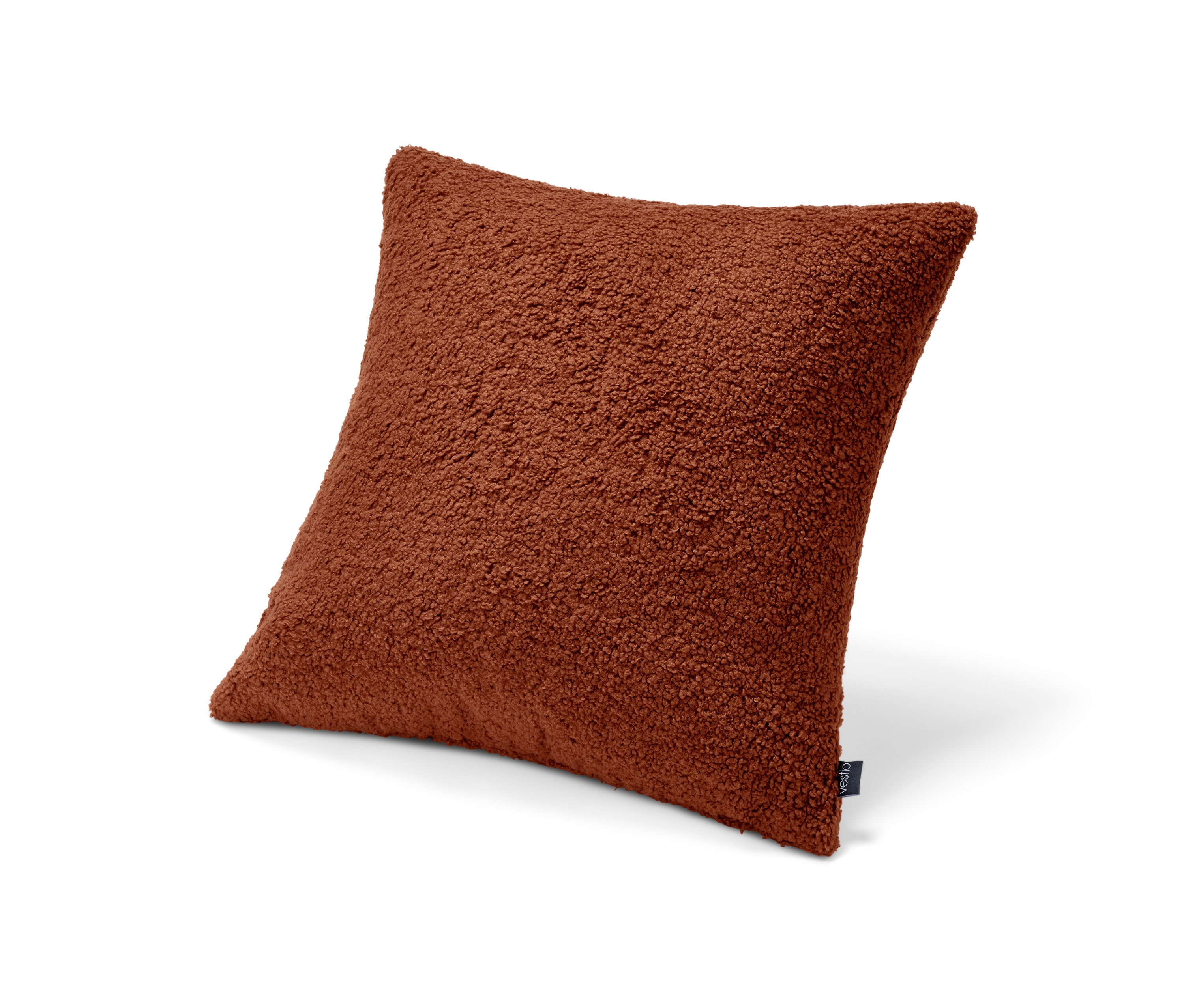 Ein braunes, flauschiges Kissen auf einem weißen Hintergrund. Dekokissen, gefüllt