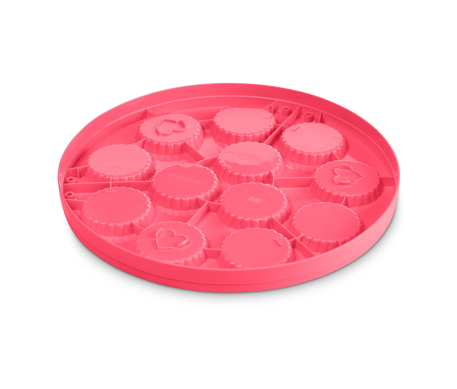 Ein pinkfarbener Tortenbehälter mit zwölf Vertiefungen auf weißem Hintergrund.