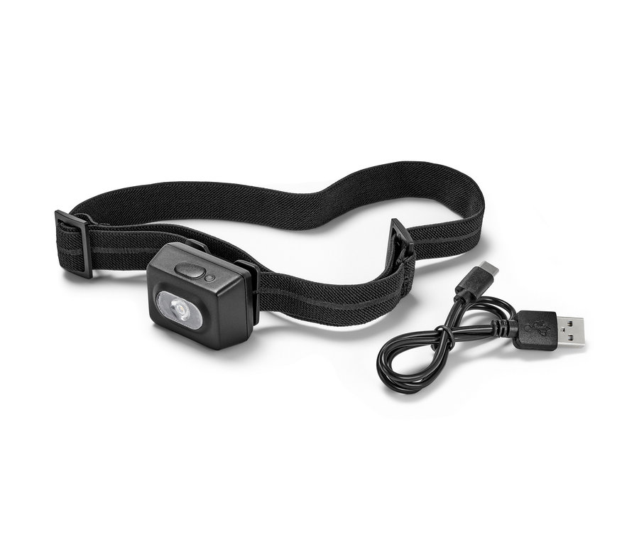 Eine kompakte Stirnlampe und ein Ladekabel liegen auf einem weißen Hintergrund.