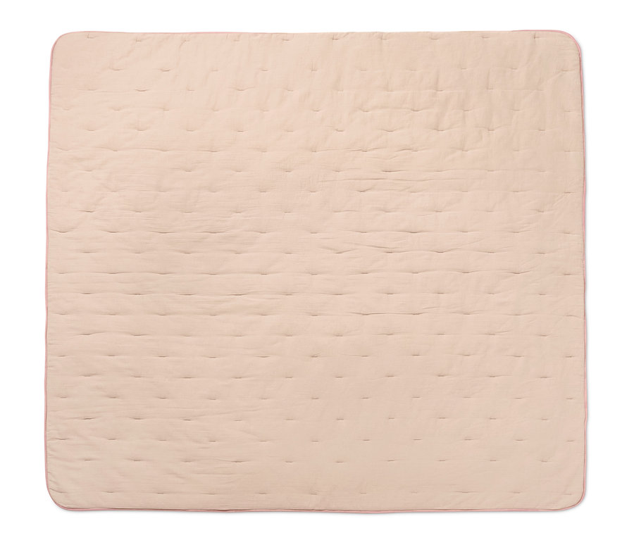 Beige, gesteppte Tagesdecke mit rosa Saum. Premium-Musselinüberwurf, wattiert