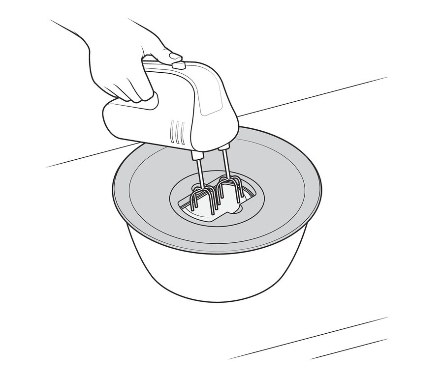 Eine Hand hält einen Mixer über einem 3-in-1-Universaldeckel auf einer Schüssel.