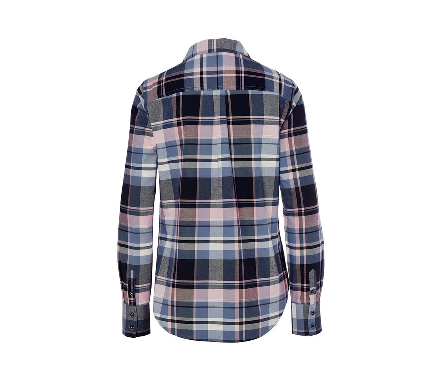 Detailansicht einer karierten Flanell-Bluse.