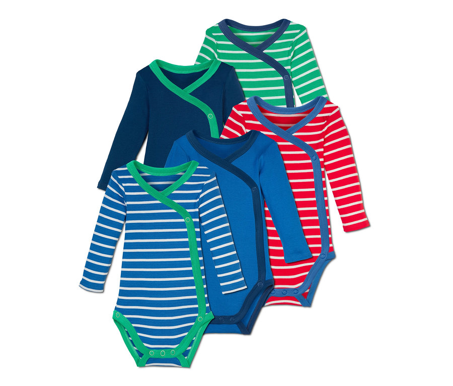Fünf Baby-Langarmbodys in Grün, Blau und Rot gestreift.