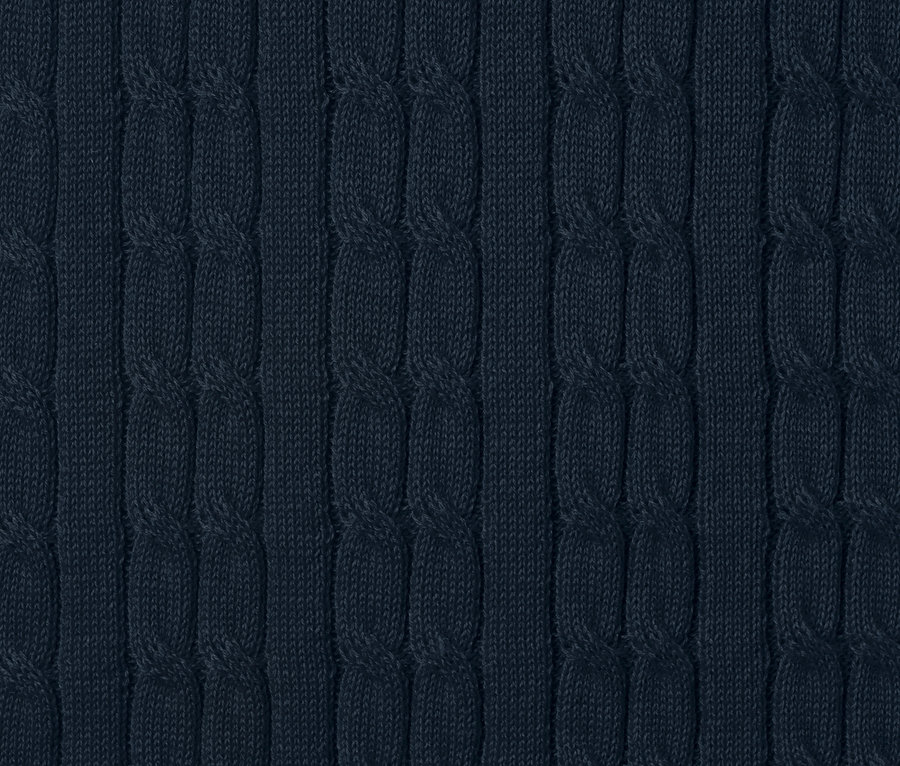 Detailaufnahme eines blauen Strickpullovers mit Zopfmuster.