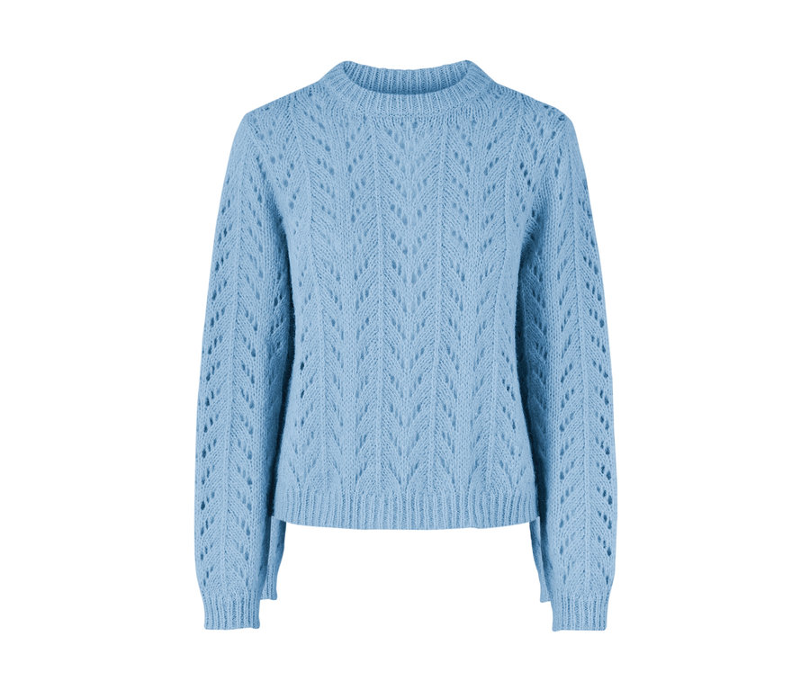 Hellblauer Grobstrickpullover.