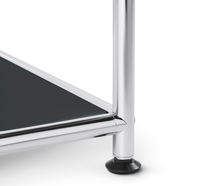 Detailaufnahme eines offenen Regals »CN3« aus schwarzem Metall.