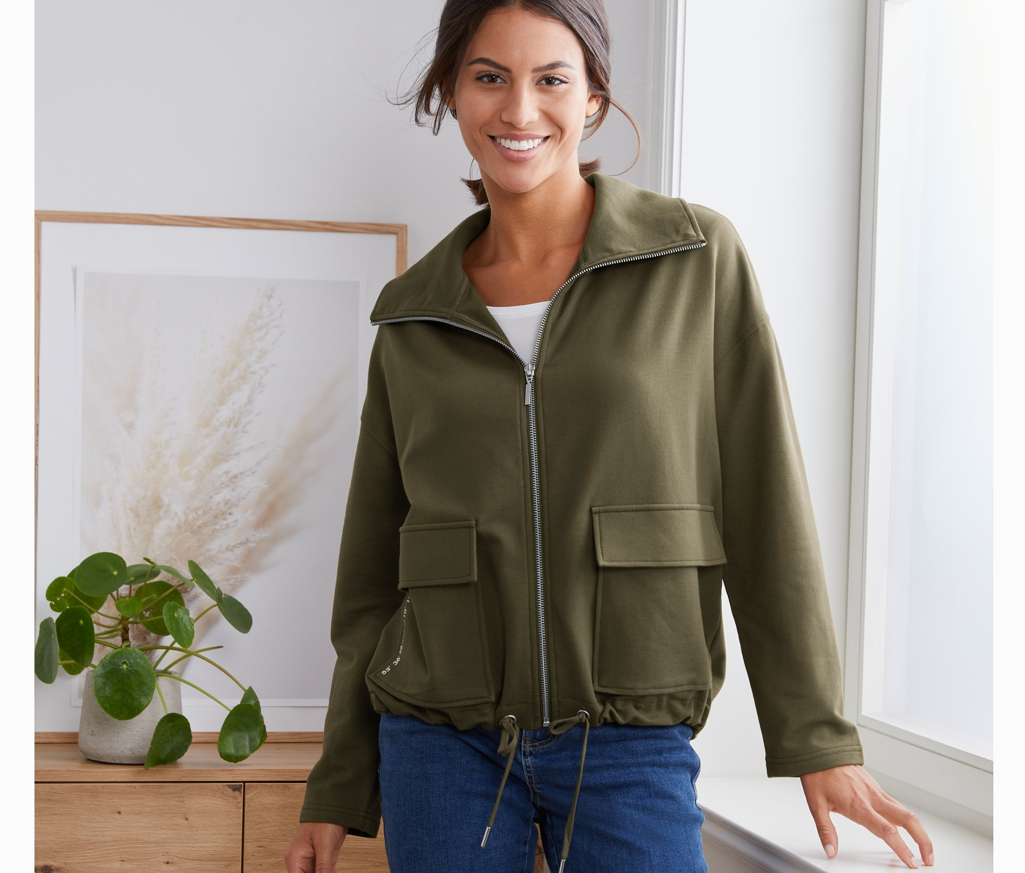 Frau trägt eine Sweatjacke.