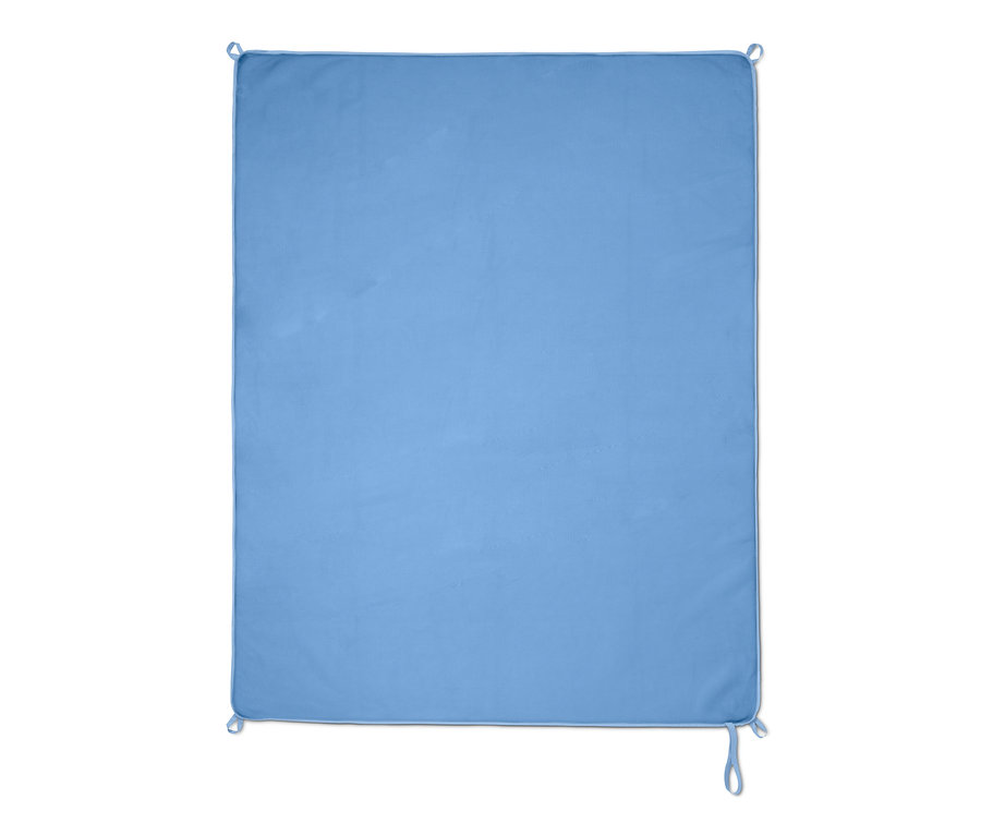 Eine hellblaue, sandfreie Stranddecke mit einem Saum und Schlaufen an den Ecken.
