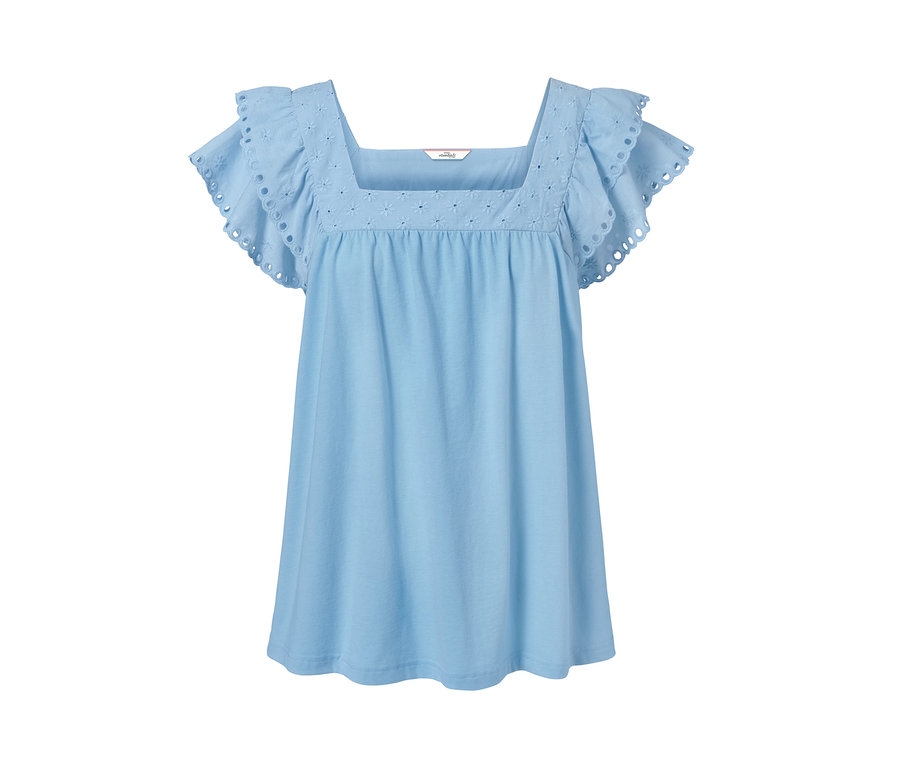 Hellblaues Shirt mit Stickerei und kurzen Rüschenärmeln.