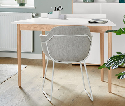 Im Wohnzimmer stehen ein SCAPA Modul-Sofa »Berlin«, Eckelement rechts, und eine Stehleuchte aus Metall, weiß.