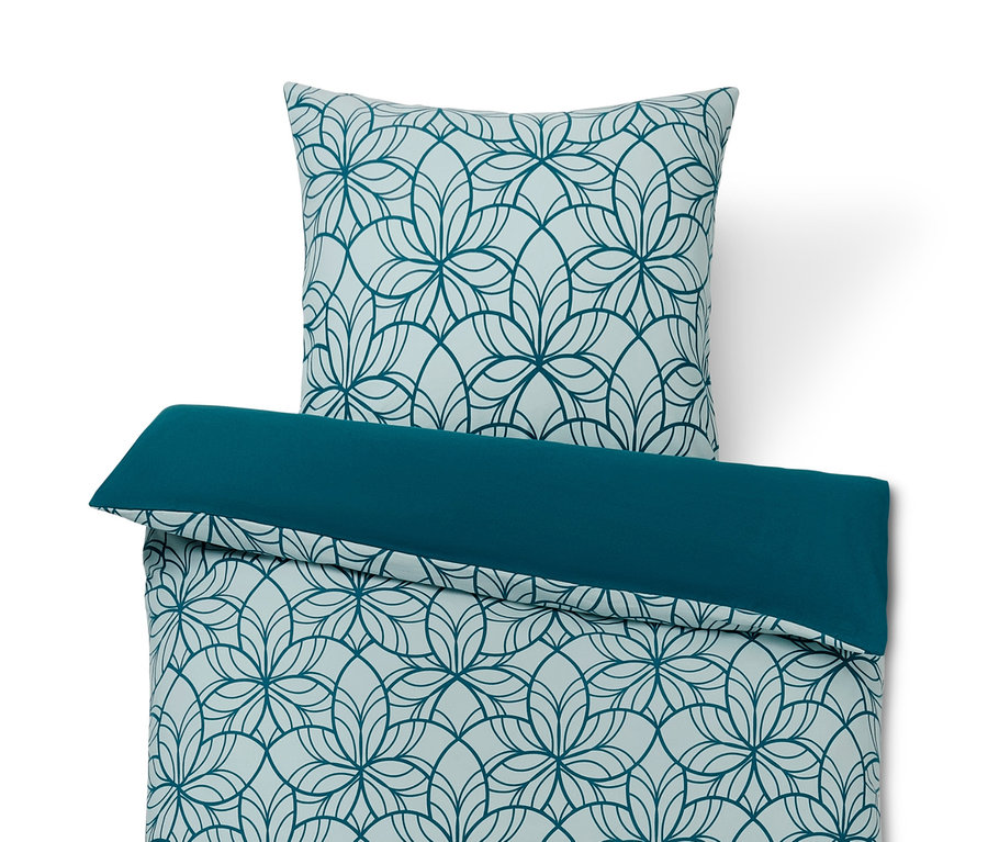 Bettwäsche mit Blumenmuster und blauem Rand.
