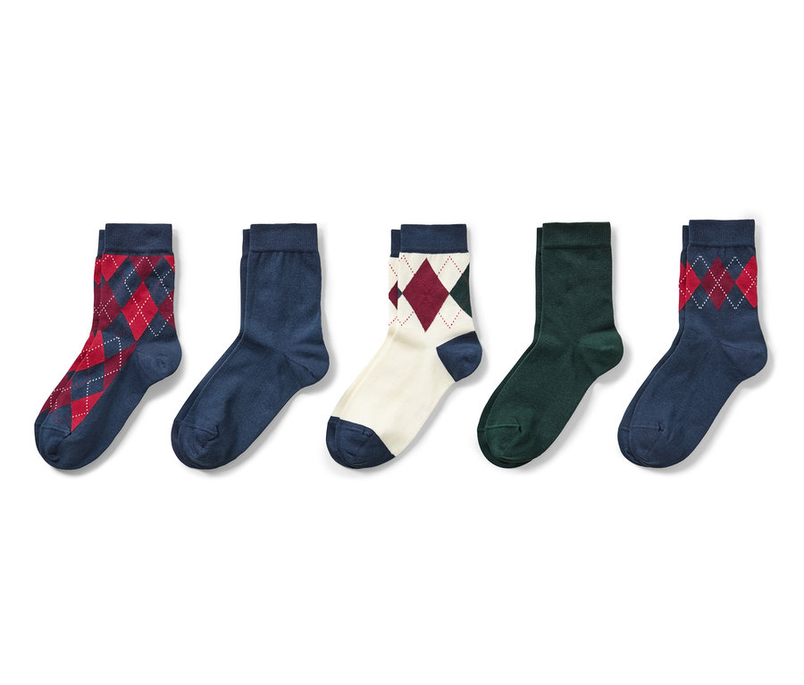 Fünf Paar Socken in verschiedenen Farben und Mustern.