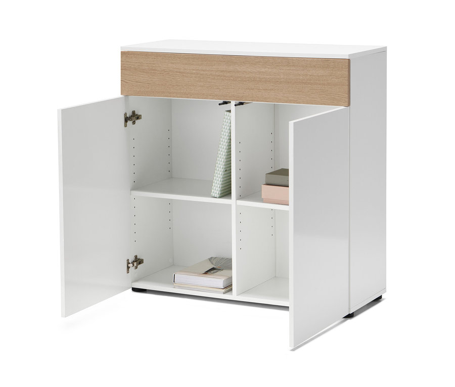 Highboard mit offener Tür und Schublade.