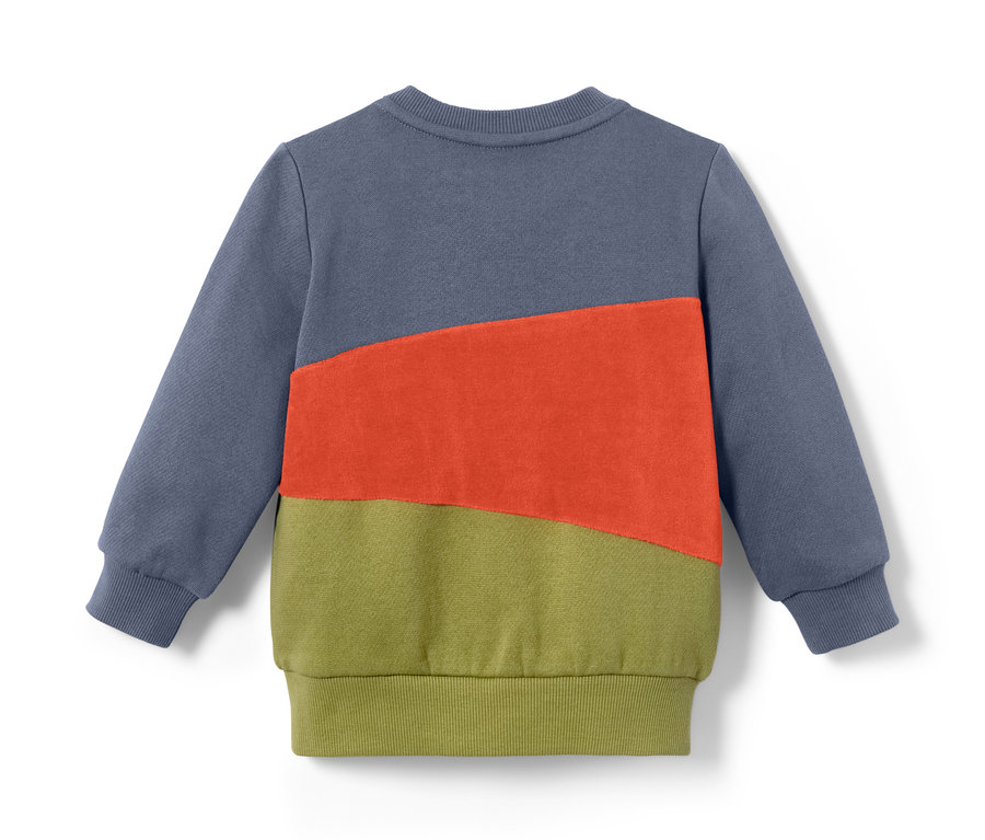 Detailansicht eines Kleinkind-Sweatshirts mit Farbblöcken in Blau, Orange und Grün.