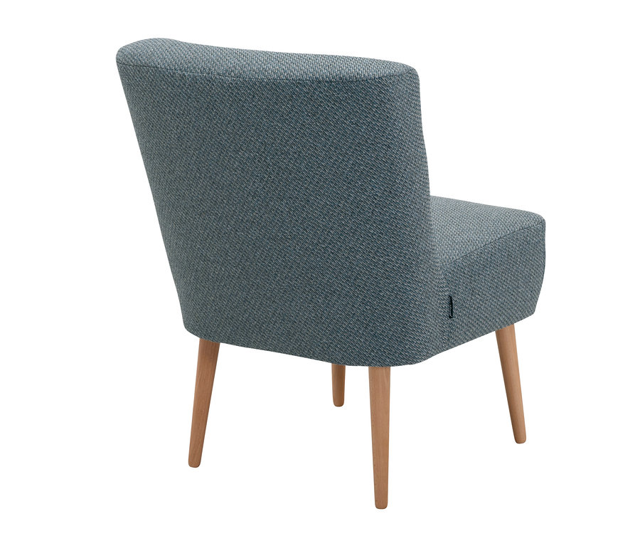 Rückansicht des blauen Cocktailsessels „Fiona“ mit Holzbeinen.