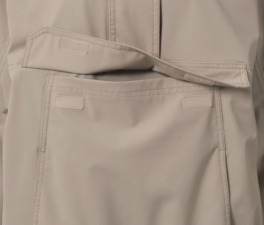 Detailaufnahme einer beigen Oversized-Funktionsregenjacke mit Tasche.