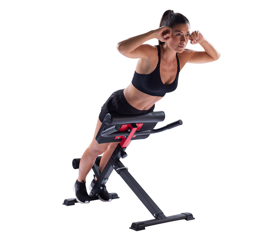 Frau trainiert auf dem Christopeit Bauch-und-Rücken-Trainer »AB 1000«.