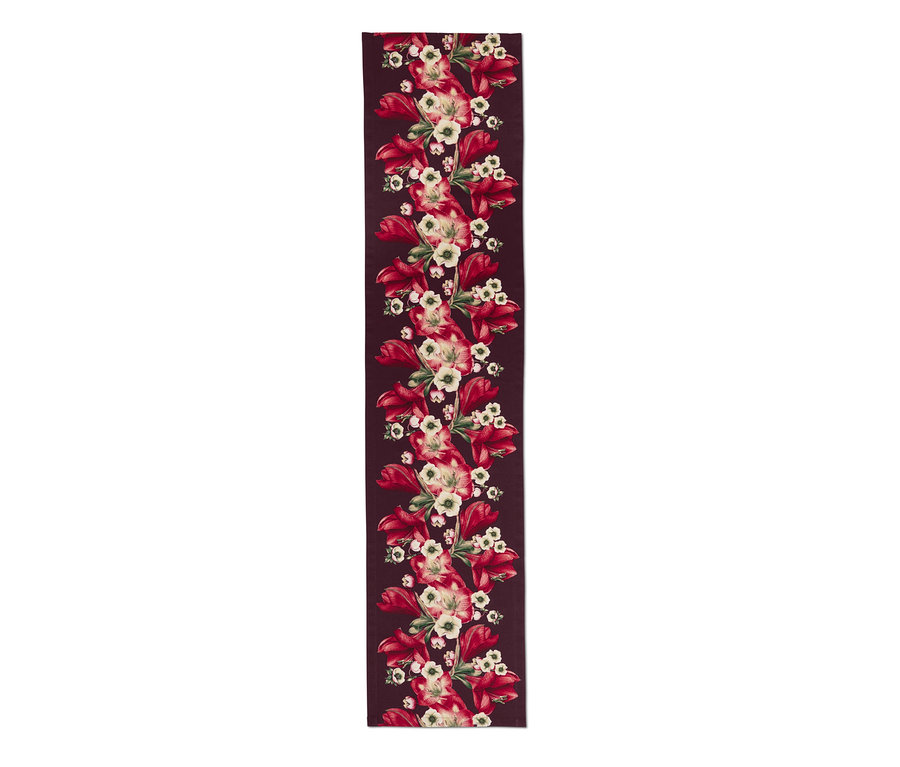 Tischläufer mit roten und weißen Blumen.