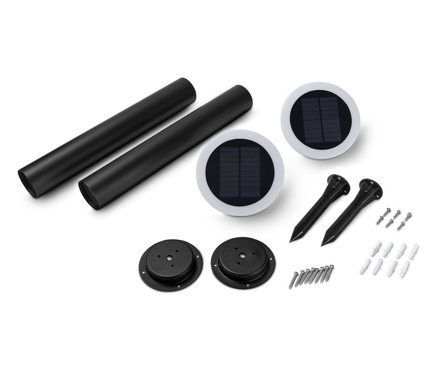 Zwei schwarze Solar-Wegleuchten und Zubehör.