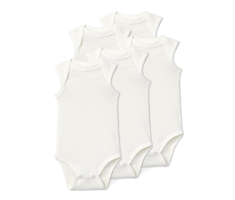 Fünf weiße Baby Baumwoll-Bodys ohne Ärmel.