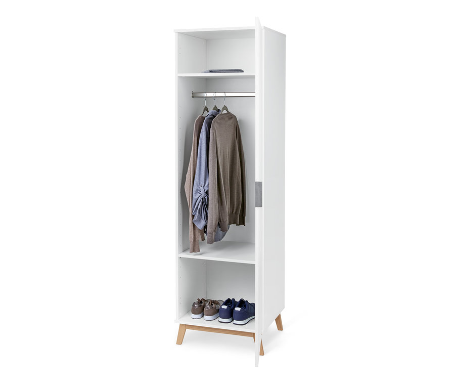 Offener, weißer Kleiderschrank mit drei Pullovern, die an einer Stange hängen, und Schuhen im unteren Regalboden.